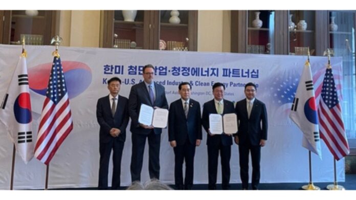 Rockwell and Doosan officials join South Korea’s Minister of Trade, Industry and Energy Lee Chang-Yang at the official signing ceremony