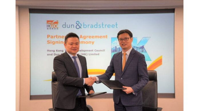 Mr Andrew Wu (L), Managing Director of Dun & Bradstreet China - Mainland China & HKSAR and HKTDC Deputy Executive Director Dr Patrick Lau (R), announce a new partnership between the two