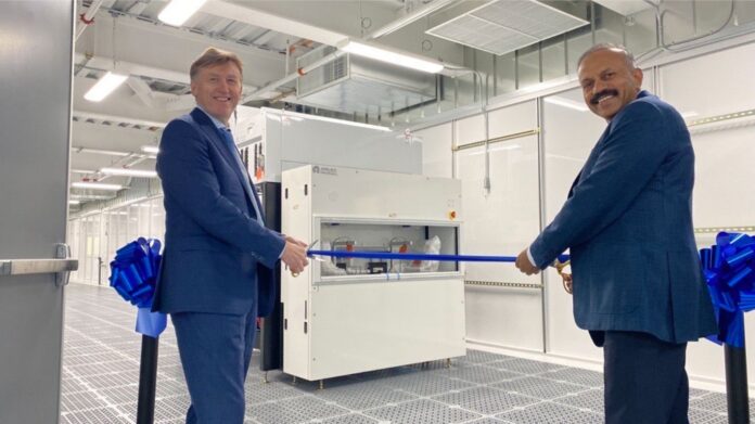Ribbon-cutting ceremony to celebrate ADI's more than $1 billion investment to expand its semiconductor wafer fab in Beaverton, Oregon. Pictured left to right: Vincent Roche, ADI’s CEO and Chair and Vivek Jain, ADI's Executive Vice President, Global Operations & Technology.