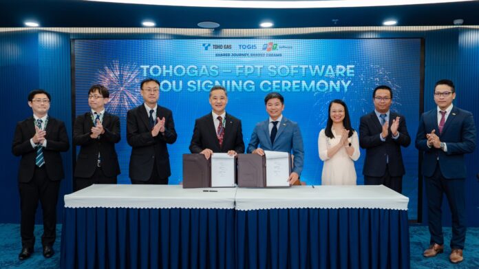 Representatives of Toho Gas Information System and FPT Software at the MOU signing ceremony in Da Nang, Vietnam