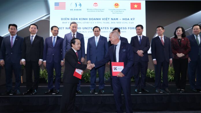 Mr. Tung Bui, SEVP of Rikkeisoft, CEO of RKTech (left, bottom) announced the investment of up to $30 million in the presence of Vietnam Prime Minister Pham Minh Chinh and a high-level delegation