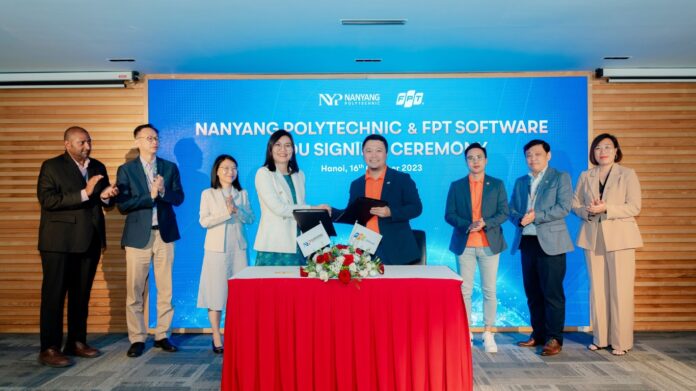 FPT Software’s SEVP Nguyen Khai Hoan and Nanyang Polytechnic’s Deputy Principal Loh Chuu Yi at the Signing Ceremony