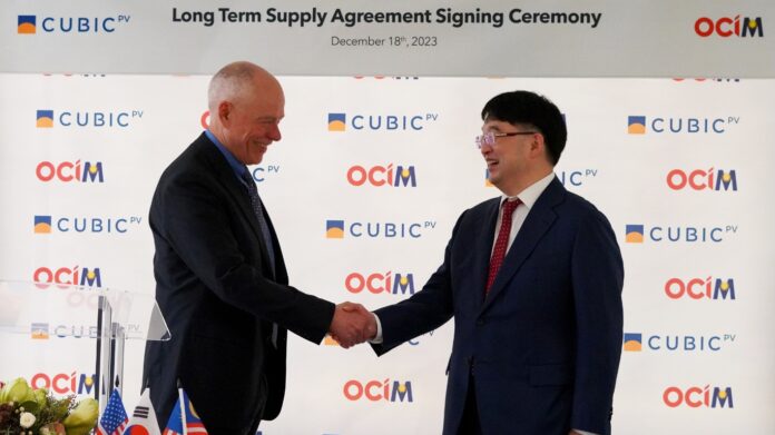 Frank van Mierlo, CEO of CubicPV, and Woo Hyun Lee, Chairman of OCI Holdings, during the signing ceremony.
