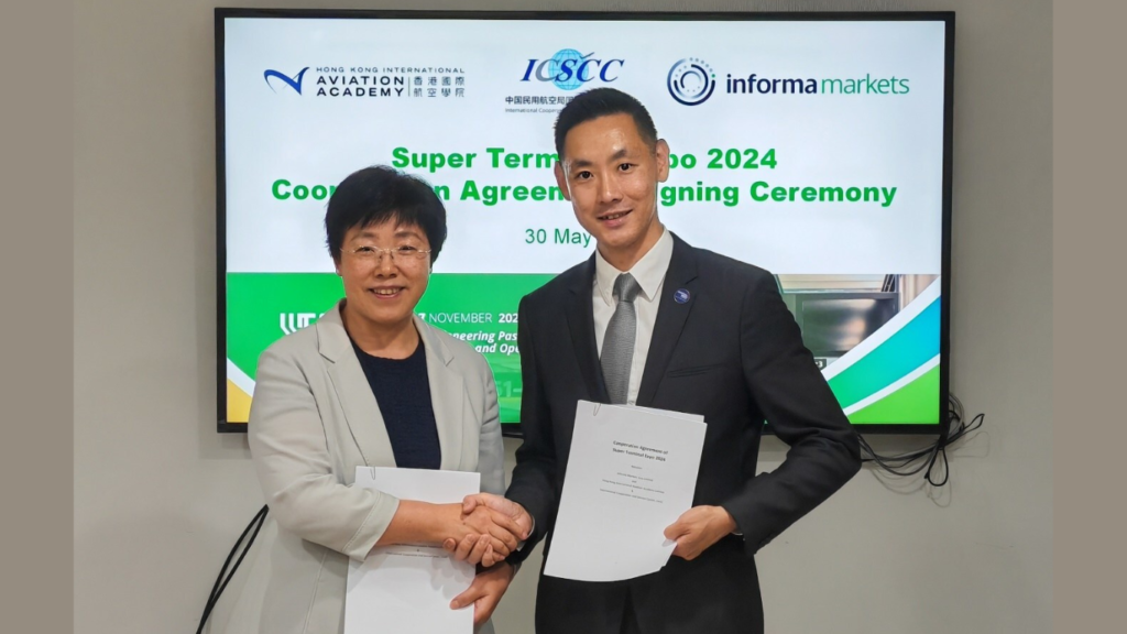 Meng Qingfen, Director General, ICSCC, CAAC [left] and Charlie Che, GM, Greater China, AWN [right]